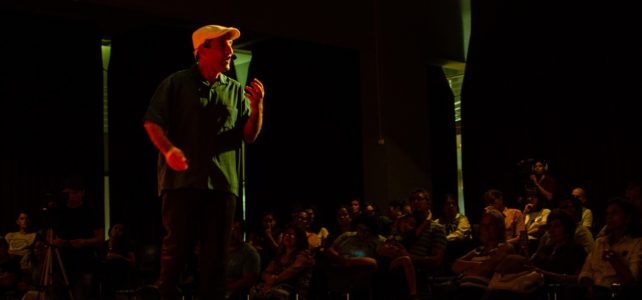 Charla de motivación, liderazgo y trabajo en equipo con Cachito Vigil, en el teatro Prosa de Misiones